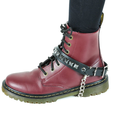 BS147  ONE ROW PYRAMID STUDDED BOOTHSTRAP