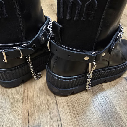 BS147  SINGLE ROW PYRAMID STUDDED GENUINE LEATHER BOOTHSTRAP