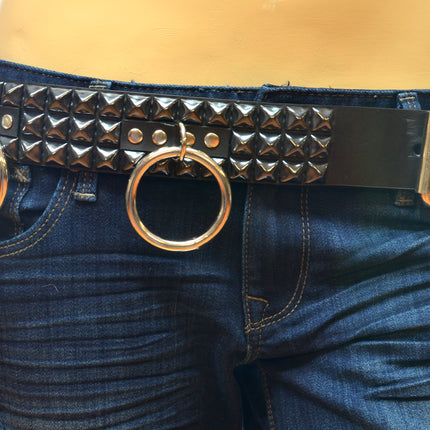BT422-BS 3 ROW BLACK PYRAMID STUD BELT WITH RING