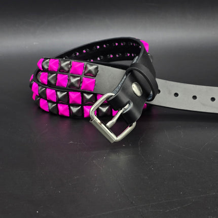 BT554-PS  POWDER COATED PINK BLACK CHECKERED  PYRAMID STUDDED BELT