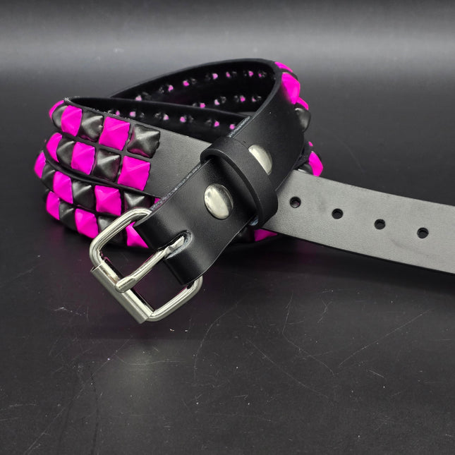 BT554-PS  POWDER COATED PINK BLACK CHECKERED  PYRAMID STUDDED BELT