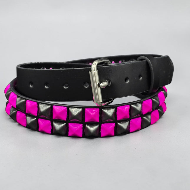 BT554-PS  POWDER COATED PINK BLACK CHECKERED  PYRAMID STUDDED BELT