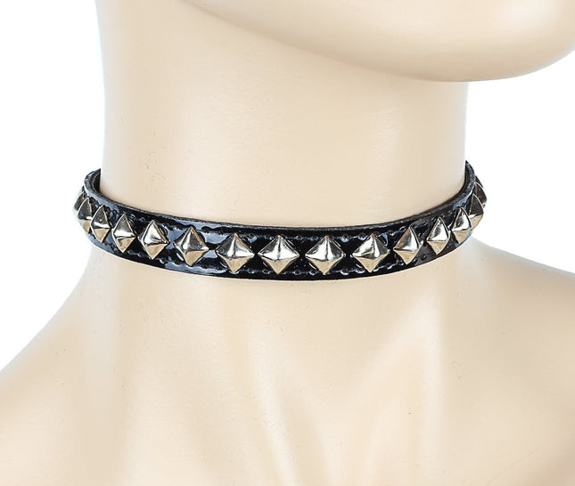 CK125P 1/2" PATENT LEATHER CHOKER WITH 1 ROW 1/4" PYRAMIDS
