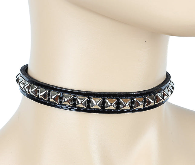 CK126P 1/2" PATENT LEATHER CHOKER WITH 1 ROW 1/4" PYRAMIDS