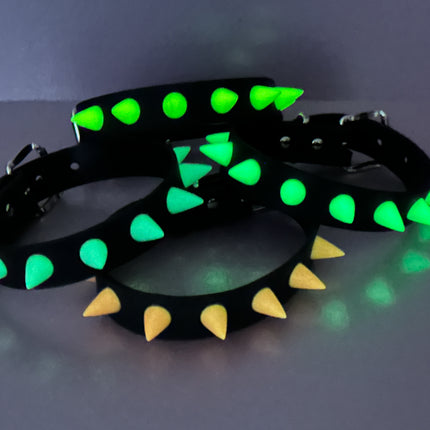 CK162 RUB SPIKE SILICONE GLOW IN DARK CHOKER