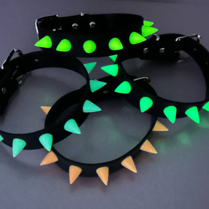CK162 RUB SPIKE SILICONE GLOW IN DARK CHOKER