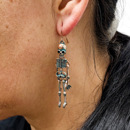 ER55493 HANGING SKELLITON EARRING
