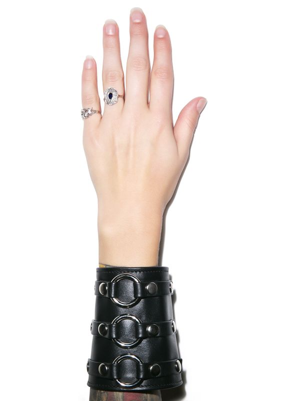 FB107  3 RING SHORT GAUNTLET STYLE BRACELET