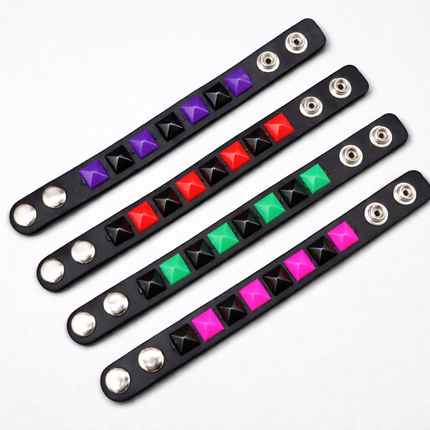 FB304 SILGLE ROW PYRAMID STUD CHECKERED STUDDED