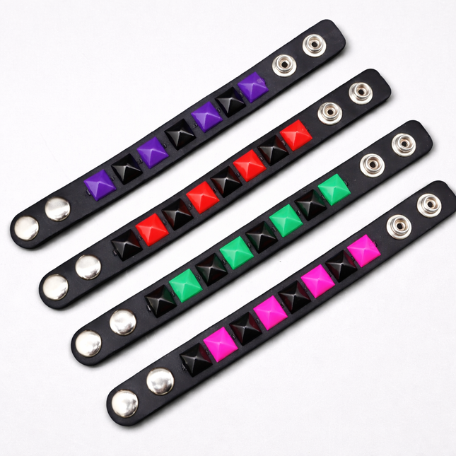 FB304 SILGLE ROW PYRAMID STUD CHECKERED STUDDED