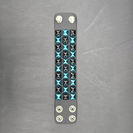 FB306 THREE PYRAMID STUD CHECKERED STUDDED SNAP CUFF