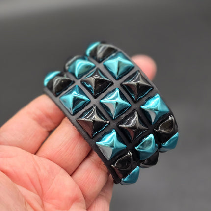 FB306 THREE PYRAMID STUD CHECKERED STUDDED SNAP CUFF