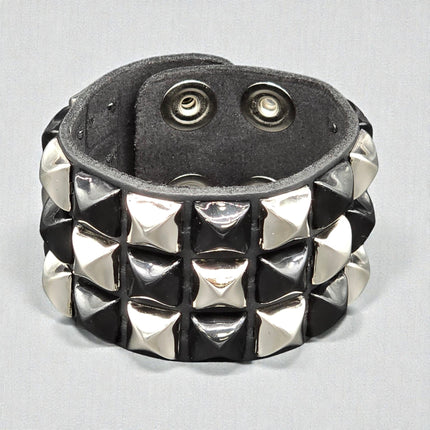 FB306 THREE PYRAMID STUD CHECKERED STUDDED SNAP CUFF