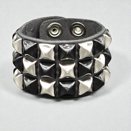 FB306 THREE PYRAMID STUD CHECKERED STUDDED SNAP CUFF
