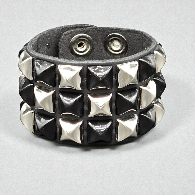 FB306 THREE PYRAMID STUD CHECKERED STUDDED SNAP CUFF