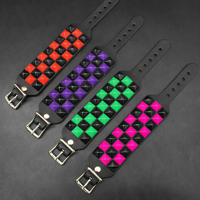 FB308 BUCKLE THREE ROW PYRAMID STUD CHECKERED STUDDED