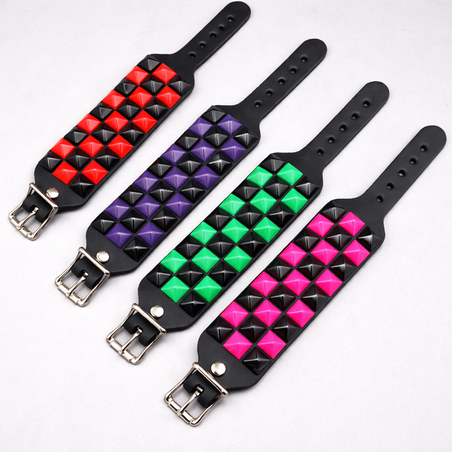 FB308 BUCKLE THREE ROW PYRAMID STUD CHECKERED STUDDED