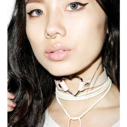 FC223NUDE BEIGE LEATHER HEART CHOKER