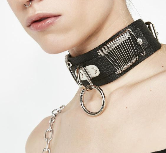 FC411  13 EACH SIDE SAFETYPIN BONDAGE CHOKER