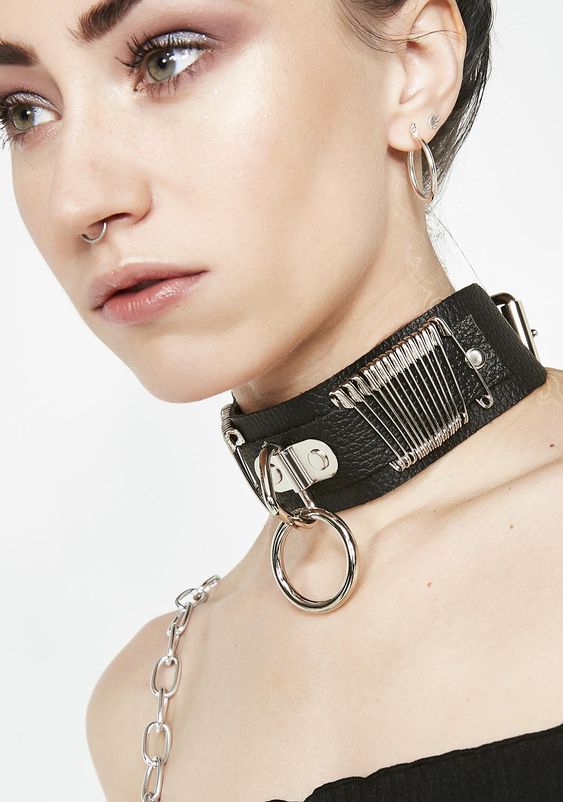 FC411  13 EACH SIDE SAFETYPIN BONDAGE CHOKER