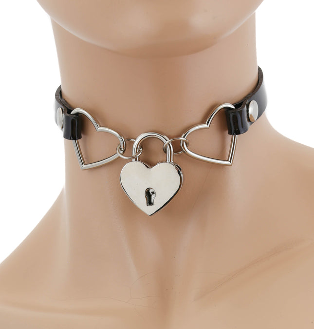 FC748VN VINYL HEART RING LOCK CHOKER