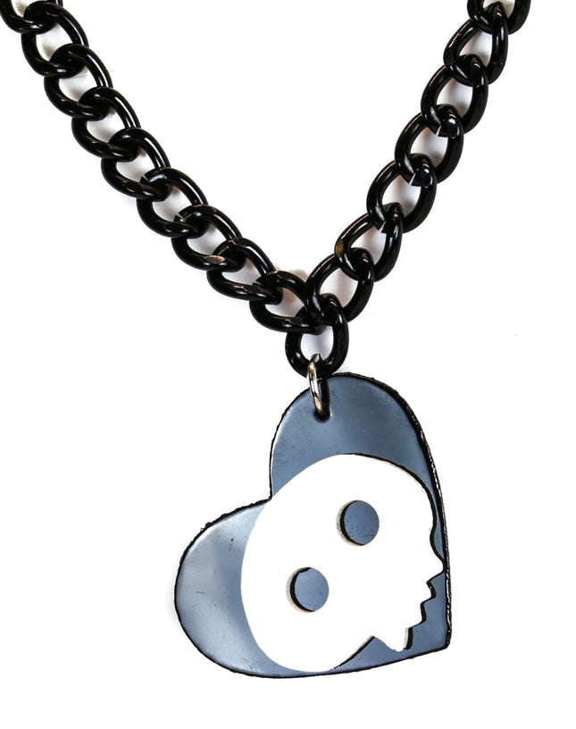 FC805BLK-WHT HEART SKULL PENDANT