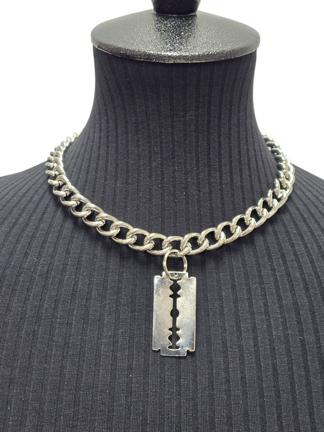 FC987 RAZOR BLADE PENDANT