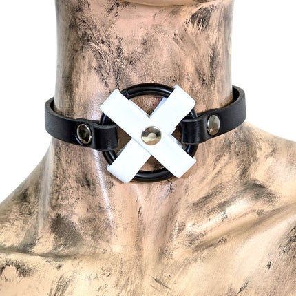 FCK675-BS  MIDDLE O RING CROSS  BLACK 3/4" LEATHER BUCKLE CHOKER