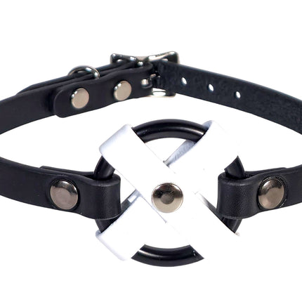 FCK675P-BS SHINY PATENT  MIDDLE O RING CROSS 1/2" LEATHER BUCKLE CHOKER