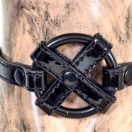 FCK675P-BS SHINY PATENT  MIDDLE O RING CROSS 1/2" LEATHER BUCKLE CHOKER