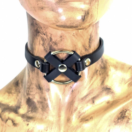 FCK675 MIDDLE O RING CROSS  BLACK 1/2" LEATHER BUCKLE CHOKER