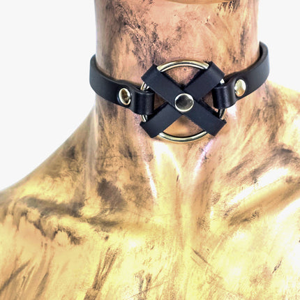 FCK675 MIDDLE O RING CROSS  BLACK 1/2" LEATHER BUCKLE CHOKER
