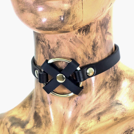 FCK675 MIDDLE O RING CROSS  BLACK 1/2" LEATHER BUCKLE CHOKER