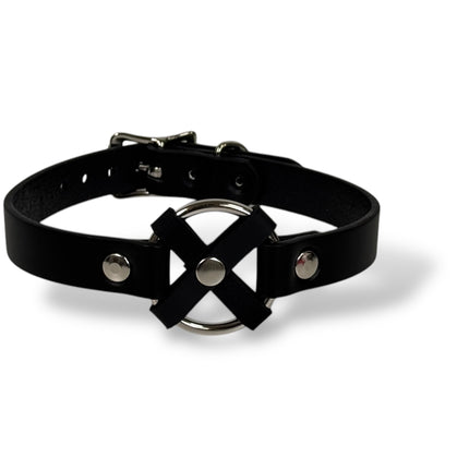 FCK675 MIDDLE O RING CROSS  BLACK 1/2" LEATHER BUCKLE CHOKER