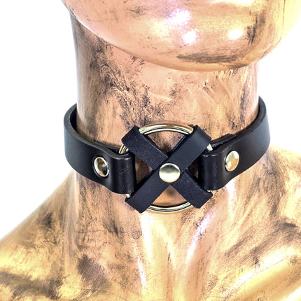 FCK675 MIDDLE O RING CROSS  BLACK 3/4" LEATHER BUCKLE CHOKER