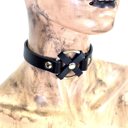 FCK675 MIDDLE O RING CROSS  BLACK 3/4" LEATHER BUCKLE CHOKER
