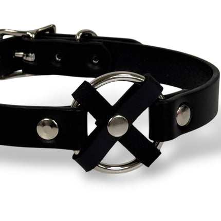 FCK675 MIDDLE O RING CROSS  BLACK 1/2" LEATHER BUCKLE CHOKER