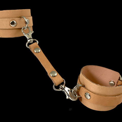 FMH117 2 1/2 " LEATHER HANDCUFF 5" LEATHER TRIGGER