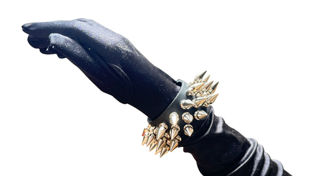 BC214SPK-M  3 ROW 31 PICS 1"  SPIKE SNAP CUFF BRACELET
