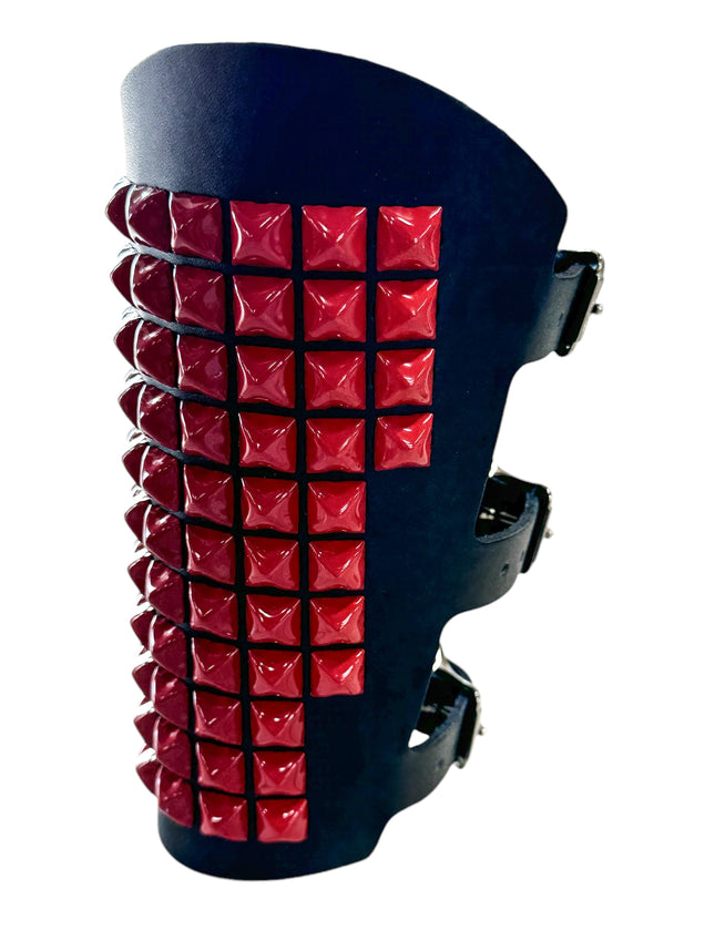 ARM105  11 ROWS OF PYRAMID GAUNTLET