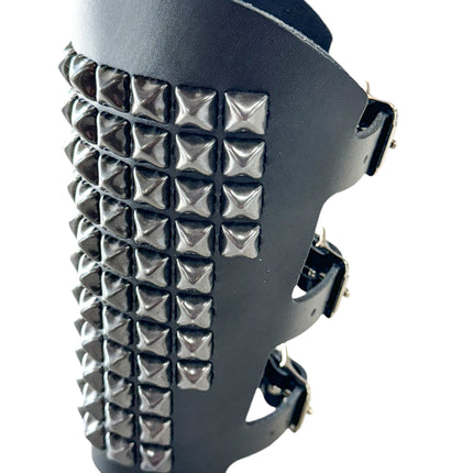 ARM105-BS BLACK   11 ROWS OF PYRAMID GAUNTLET