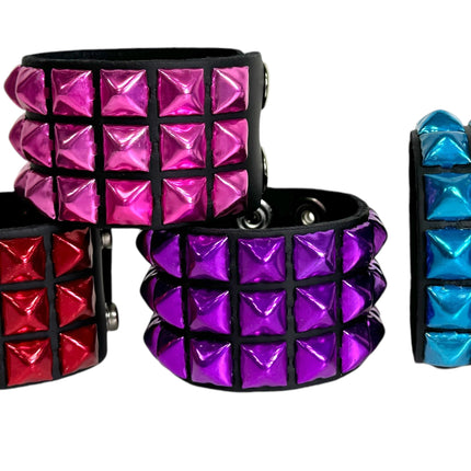 BC127METALLIC COLOR  3 ROW 1/2" PYRAMID STUD SNAP BRACELET
