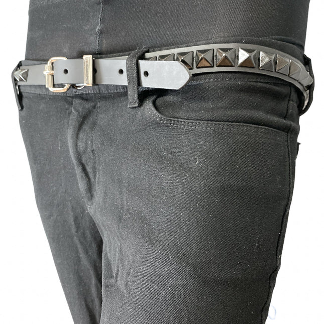 BT134-BS  1 ROW 1/2" PYRAMID STUDS BLACK LEATHER BELT