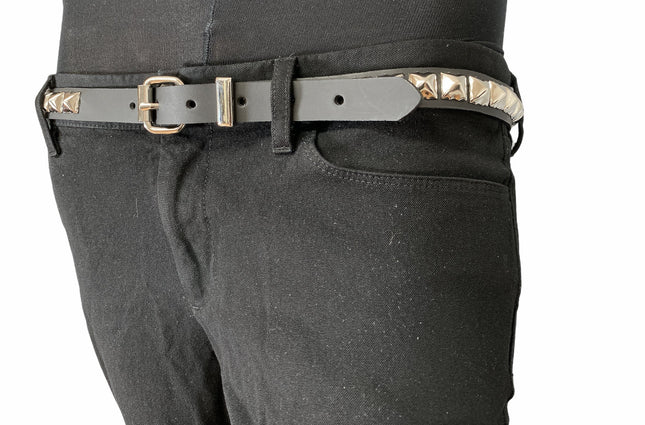 BT134 1 ROW 1/2" PYRAMID STUDS BLACK LEATHER BELT