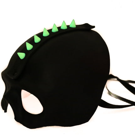 XMK105 SKULL MASK WITH GLOW SPIKES
