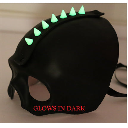 XMK105 SKULL MASK WITH GLOW SPIKES
